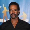 Portrait de Kristoff St. John qui porte une chemise noire. 