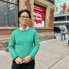 Kristyn Wong-Tam dans une rue achalandée du centre-ville de Toronto.