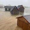 Des maisons de bois inondées.