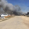 La fumée s'élevant du feu de forêt dans la village de La Loche, située dans le nord-ouest de la Saskatchewan.