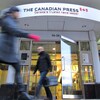 Une personne sort des bureaux de La Presse canadienne à Toronto.