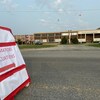 Une pancarte annonce les informations au sujet des évacuations devant la Cité étudiante Polyno de La Sarre.