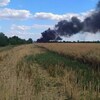 Le nuage d'une explosion dans un champ en Ukraine.