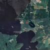 Image satellite vue de haut du lac et des terres qui l'entourent.