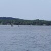 Des bateaux à moteur naviguent sur le lac. 