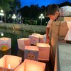 Des enfants placent des lanternes illuminées dans la fontaine du Palais législatif du Manitoba, à Winnipeg, le 6 août 2022. 