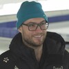 Laurent Dubreuil en entrevue dans un centre de glace.