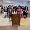 Leah Gazan au podium entourée de plusieurs personnes, en conférence de presse.