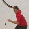 Le joueur de racquetball Lee Connell s'apprête à frapper la balle lors d'une séance d'entraînement.