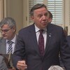 François Legault parle lors de la période de questions au Salon bleu de l'Assemblée nationale.