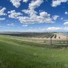 Des panneaux solaire dans les Prairies albertaines en juin 2022.