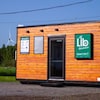 Un petit bâtiment rectangulaire qui sert de dépanneur libre-service.
