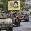 Des soldats libanais surveillent les rues assis dans des chars d'assault.