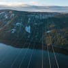Des lignes de transport traversent le fleuve Churchill.