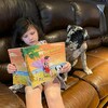 Ella lit le livre pour enfants « My Mama Is a Superhero » écrit par sa mère Lindsey Stephenson.