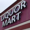 Gros plan sur l'enseigne de Liquor Mart.