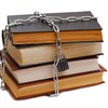 Une pile de livres est entourée d'une chaîne fermée par un cadenas.