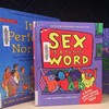 Quatre livres pour enfants au sujet de la sexualité sont posés sur une table.