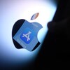 Le logo de l'App Store se reflète dans la pomme, logo d'Apple.