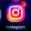 Un logo d'Instagram en gros plan et flou.