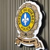 Un panneau avec le logo du service de police 