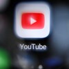Le logo de YouTube sur l'écran d'un téléphone intelligent.