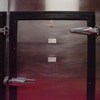 La porte chromée d'un réfrigérateur de morgue.