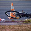 Un vélo renversé sur la chaussée