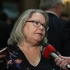 La présidente de la Fédération du travail de la Saskatchewan, Lori Johb, devent les micros.