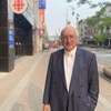 Louis Cloutier debout sur le trottoir de la rue des Forges, à Trois-Rivières.