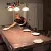 Lucille Rouillard place huit assiettes sur une table de salle à manger.
