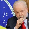 Portrait de Lula devant le drapeau brésilien.