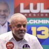 Portrait de Lula da Silva devant une de ses affiches électorales.