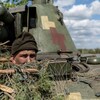 Un soldat ukrainien sort sa tête d'un char. 