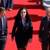 Ils marchent sur un tapis rouge.