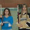 Trois jeunes joueuses tiennent leur bâton de hockey.