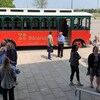 Une dizaine de personnes à l'extérieur, devant un autobus de style viellot à l'effigie de la ville de Bécancour. 