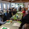 Plusieurs personnes réunies dans une salle. 