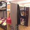 Des lits superposés dans un dortoir.