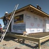 Des étudiants construisent une maison sur la première nation Piikani pour une aînée de la communauté.