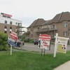 Les pancartes à vendre sont nombreuses devant des condos à Gatineau.