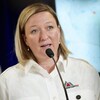 Maïté Blanchette Vézina devant un micro.