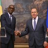 Abdoulaye Diop et Sergueï Lavrov se serrent la main.
