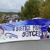 Des gens tiennent une bannière où est écrit « Justice pour Joyce ».