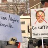 Des manifestants brandissent des pancartes. Sur l'une d'entre elles il est écrit: «Pour une Algérie nouvelle».