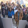 Des dizaines d'étudiants sont rassemblés et tiennent des pancartes dénonçant la politique de Doug Ford.