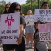 Une manifestante et sa fille brandissent des pancartes en faveur du droit à l'avortement aux États-Unis.
