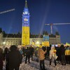 Des manifestants aux couleurs de l'Ukraine devant le parlement d'Ottawa. 