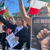 Des manifestantes iraniennes à Toronto avec des pancartes pour les droits des femmes.