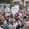 Des manifestants à Montréal avec une pancarte « Québec raciste ».